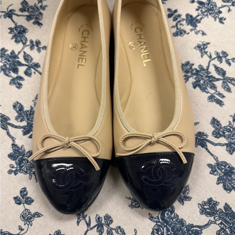CHANEL ballet flats